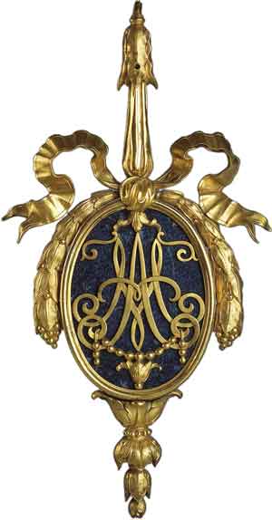 Медальон с вензелем Марии Александровны (деталь люстры из лазуритового гарнитура)
