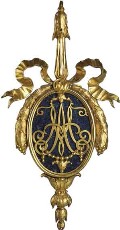 Медальон с вензелем Марии Александровны (деталь люстры из лазуритового гарнитура)