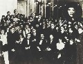 Вечер футуристов, устроенный в честь Ф.Т.Маринетти (в первом ряду в центре) в зале Калашниковской биржи в 1914 году, на котором присутствовала О.Розанова