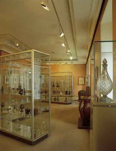 Экспозиция художественного стекла семьи Лемкуль в Музее личных коллекций
