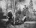 К.К.Зейдлиц у могилы М.А.Мойер. Фотография 1875 года