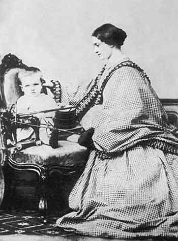Ю.Д.Стунеева, в замужестве Бер, с сыном Дмитрием. Фотография 1860 года. Музей-усадьба М.И.Глинки
