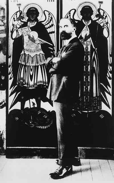 И.Я.Билибин в Алeксандрии на фонe собствeнных цeрковных росписей. Фотография начала 1920-х годов
