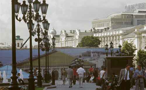 За последнее десятилетие Москва очень изменилась. Не пощадили даже Манежную площадь. Фото В.Некрасова. Август 2004
