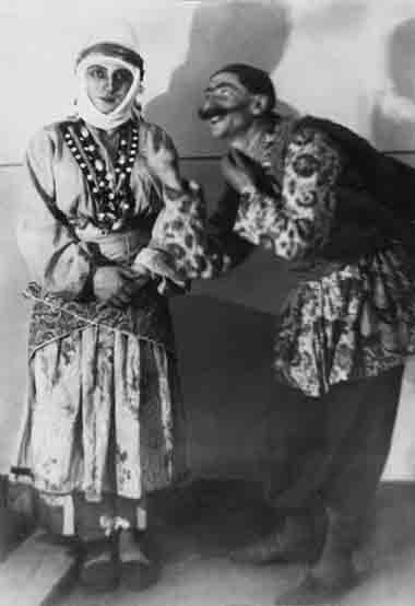 Г.В.Бархударов и Г.Орнели в курдском танце. 1930-е годы
