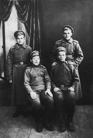 Братья Гавриловы (Василий сидит слева; Леонид стоит слева) — солдаты Павловского полка. Петроград. 1917
