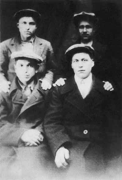 Александр Гаврилов (сидит слева). 1930-е годы
