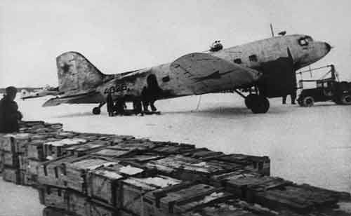 Перед вылетом к партизанам с боеприпасами. Фронтовой аэродром. 1944 год
