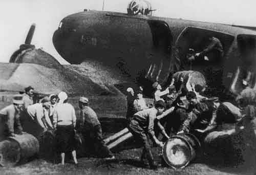 Погрузка бочек с танковым горючим на самолет ЛИ-2. Курская битва, 1943 год
