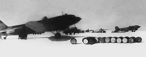 Самолеты ЛИ-2 во Внукове. 1943 год
