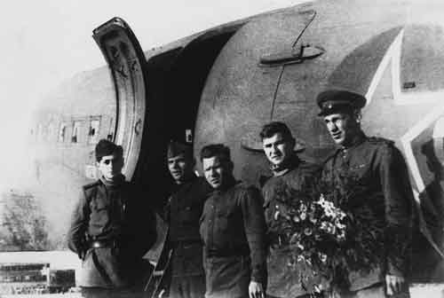 Экипаж самолета ЛИ-2 после 100-го боевого вылета командира корабля лейтенанта К.Д.Бирюкова (справа с цветами). Первый слева — штурман З.Н.Крейнин. Июнь 1944 года. Внуково