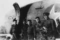 Экипаж самолета ЛИ-2 после 100-го боевого вылета командира корабля лейтенанта К.Д.Бирюкова (справа с цветами). Первый слева — штурман З.Н.Крейнин. Июнь 1944 года. Внуково
