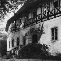 Замок Рауэнштейн в Саксонии, где у баронов фон Гердер была спрятана коллекция Немецкого музея книги и шрифта, в том числе Библия Гутенберга. Май 1945 года