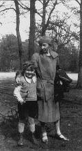 М.Цветаева с сыном Георгием (Муром). Медон. 1928