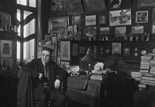 П.Д.Эттингер в своей комнате в коммунальной квартире на Новой Басманной улице в Москве. Фотография 1936 года
