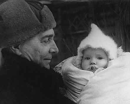 Н.И.Нестеров с внучкой Наташей. 1945
