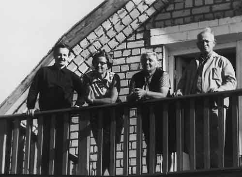 На балконе дома в Вешенской: А.Бородавкин, В.Бородавкина, М.П.Шолохова, М.А.Шолохов. 1960-е годы
