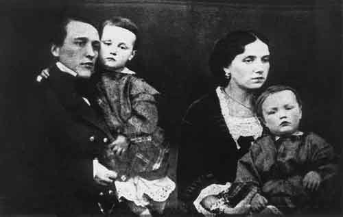 Лев Александрович Блок и Ариадна Александровна Блок (урожденная Черкасова) с детьми — Александром (на руках у отца) и Ольгой. 1860-е годы
