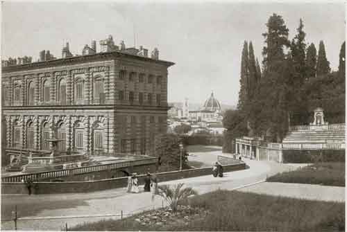 Флоренция. Палаццо Питти со стороны сада Боболи
