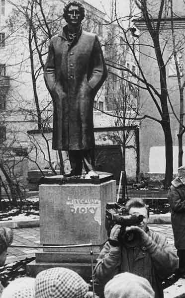 О.К.Комов. Памятник А.Блоку в Москве на Спиридоновке
