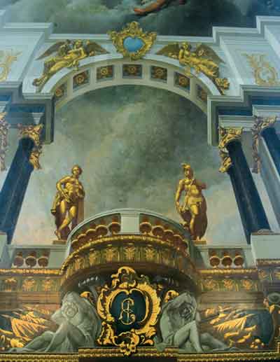 Фрагмент плафона «Триумф России», в центре — вензель императрицы Елизаветы Петровны. Большой зал Екатерининского дворца
