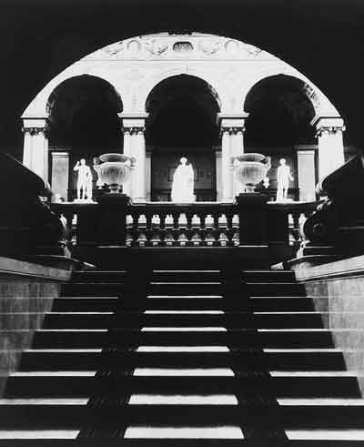 Вид на Большой выставочный зал с Итальянской лестницы. Фото 1896 года. В центре скульптура барона А.Л.Штиглица работы М.М.Антокольского