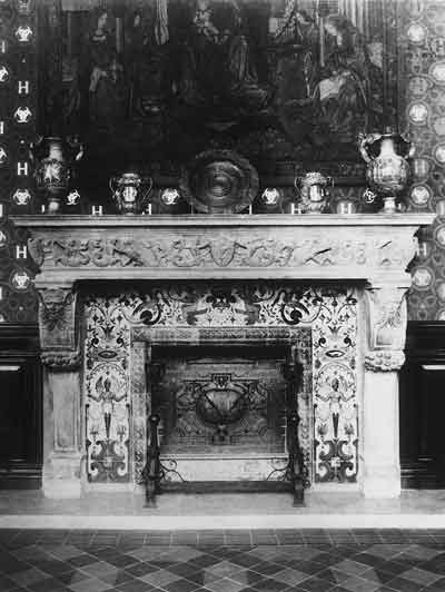 Камин XVI века итальянской работы в зале Генриха II музея Училища. Фото 1896 года. Гобелен над камином продан в 1930-е годы через Антиквариат
