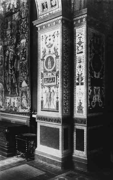 Фрагмент стенной росписи Папской галереи музея Училища. Фото 1896 года. Декор интерьера решен в стилистике Лоджий Рафаэля в Ватикане, XVI век
