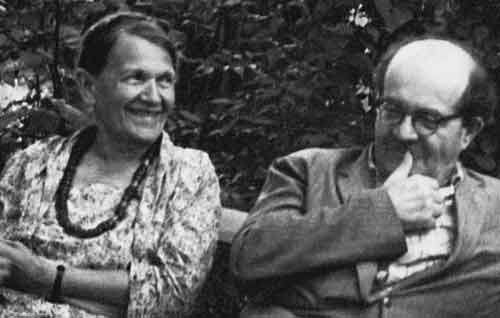 А.А.Чернавская и Я.М.Гольман во дворе московского дома, где они жили с семьей дочери Мары. 1966
