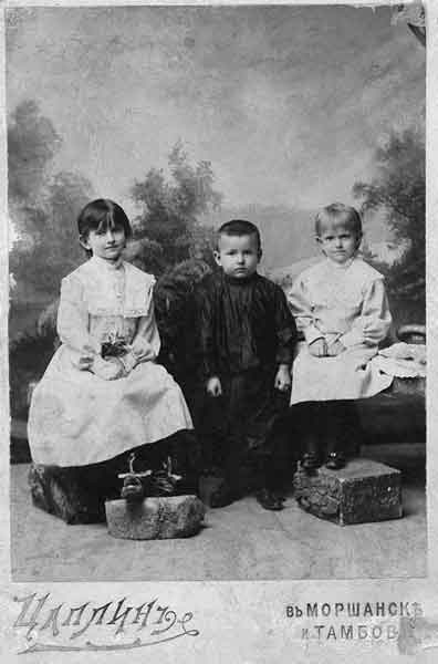 А.А.Чернавская с сестрой Олей и братом Сергеем. 1906
