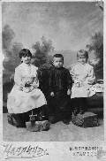 А.А.Чернавская с сестрой Олей и братом Сергеем. 1906