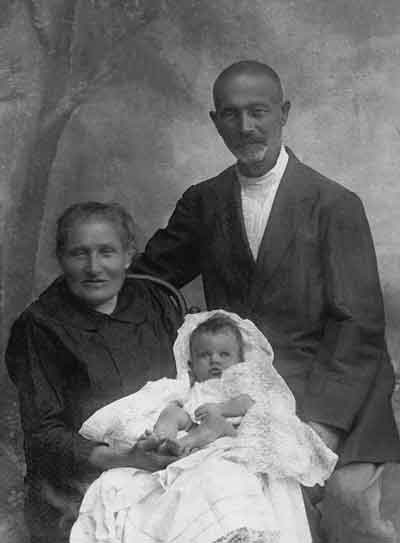 Родители Я.М.Гольмана, мама Цецилия и отец Мордехай, с дочкой Я.М.Гольмана и А.А.Чернавской — Наташей. Июнь 1928 года
