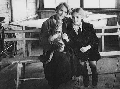 А.А.Чернавская с дочерью Олей на террасе дома во Владыкине. 1954
