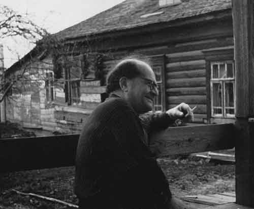 Я.М.Гольман в беседке около дома во Владыкине. Начало 1960-х годов
