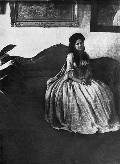 Неизвестная (Анна Воротынская (?)) на диване. Фотография В.Борисова-Мусатова. Начало 1900-х годов