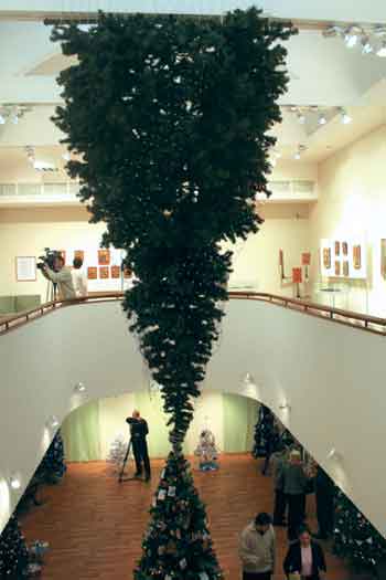 Выставка-акция "Елка на потолке" - "Меценаты - музею"
