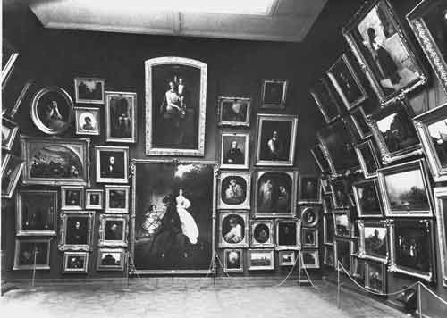 Экспозиция П.М.Третьякова. Брюлловский зал. Фотография 1899 года
