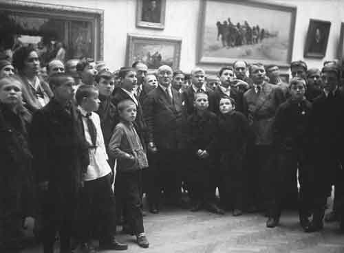 Встреча И.Э.Грабаря со школьниками на выставке И.Е.Репина в Государственной Третьяковской галерее. Фотография 1936 года
