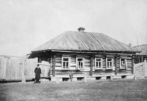 Василий Васильевич Розанов у дома в Костроме на Павловской улице, где он провел свое детство, во время приезда в 1894 году
