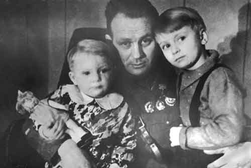 Э.Г.Шахт с дочерьми Светланой и Риттой. 1940
