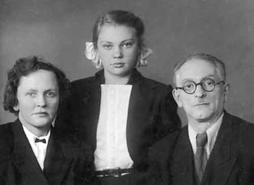 Е.Д. и А.С. Вязьменские с приемной дочерью Светланой. 1954