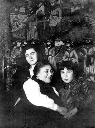 Л.И.Шумяцкая с дочерьми Норой (слева) и Катей в Доме на Набережной. 1930-е годы

