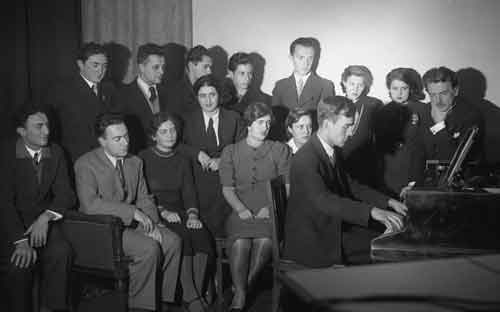 Класс специального фортепиано Г.Г.Нейгауза. За роялем С.Т.Рихтер. Конец 1930-х годов.
