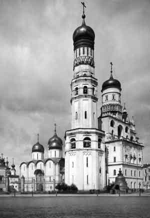 Вид на Ивана Великого со стороны Ивановской площади. 1910-е годы.
