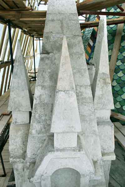Белокаменный декор завершения Филаретовой пристройки в процессе реставрации. 2006
