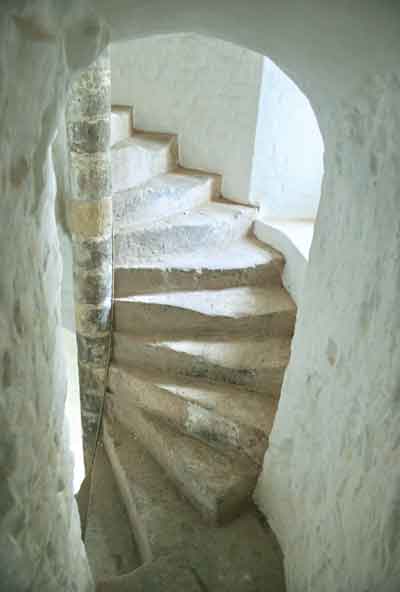 Белокаменные внутристенные лестницы после реставрации. 2006
