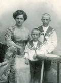 Вера Семеновна Лихачева с сыновьями Митей (в центре) и Мишей. Куоккала. 1911