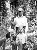 Д. С. Лихачев с внучками Верой и Зиной. Комарово. 1971
