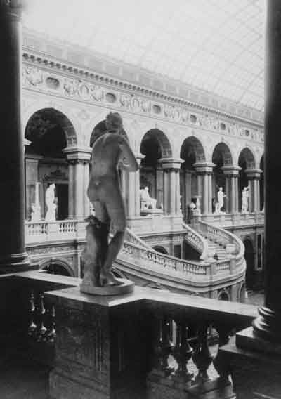 Вид на Большой выставочный зал Училища и Итальянскую лестницу с галереи. Фото 1896 года
