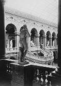 Вид на Большой выставочный зал Училища и Итальянскую лестницу с галереи. Фото 1896 года